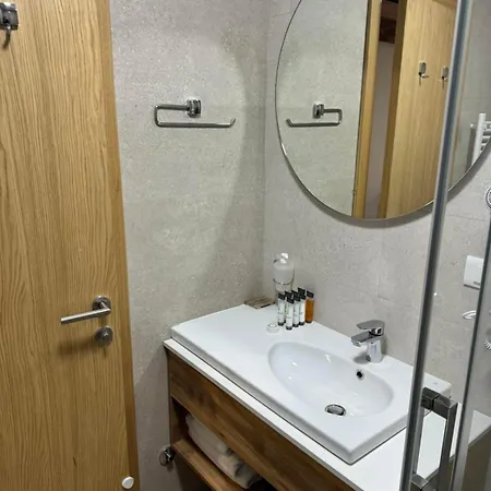 Apartman 241 *